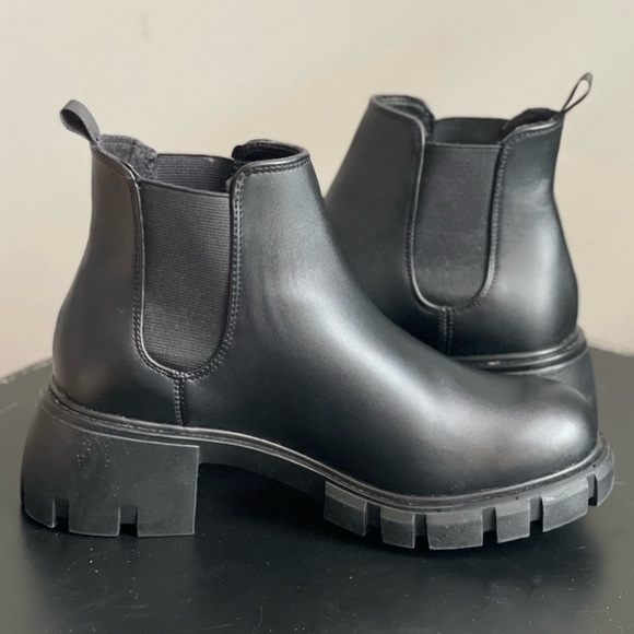 **SOLD** Steve Madden Women's Howler Chelsea Combat Boot
Black Size 8.5 - Picture 8 of 13